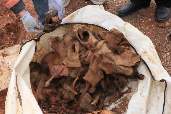 Suriye'den tüyler ürperten görüntüler! Bir toplu mezar daha... G4