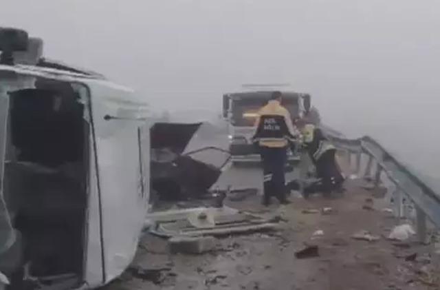 Kırşehir'de aşırı sis faciaya neden oldu! Katliam gibi kaza... Ölü ve yaralılar var