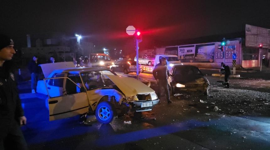 Çorum’da iki otomobilin çarpıştığı kazada 3 kişi yaralandı
