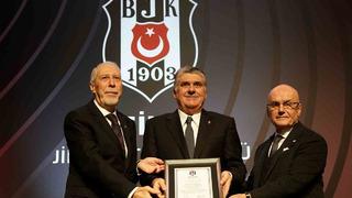 Beşiktaş’ta Başkan Serdal Adalı ve yönetimi, mazbatalarını aldı