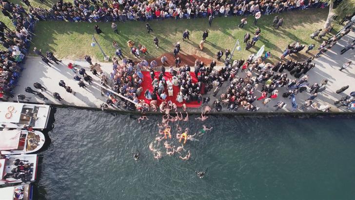 İstanbullular da yabancı turistler de gözünü ayıramadı: Birdenbire buz gibi suya atladılar! Haliç'te haç çıkarma töreninden renkli görüntüler G2