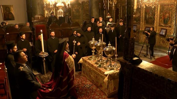 İstanbullular da yabancı turistler de gözünü ayıramadı: Birdenbire buz gibi suya atladılar! Haliç'te haç çıkarma töreninden renkli görüntüler G1