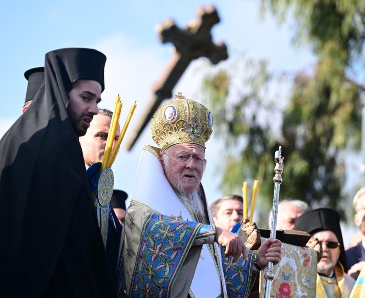 İstanbullular da yabancı turistler de gözünü ayıramadı: Birdenbire buz gibi suya atladılar! Haliç'te haç çıkarma töreninden renkli görüntüler G3