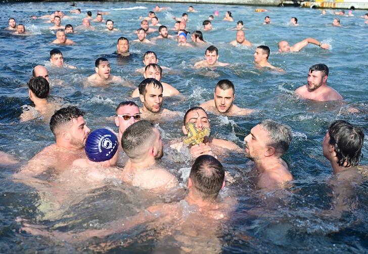 İstanbullular da yabancı turistler de gözünü ayıramadı: Birdenbire buz gibi suya atladılar! Haliç'te haç çıkarma töreninden renkli görüntüler G5