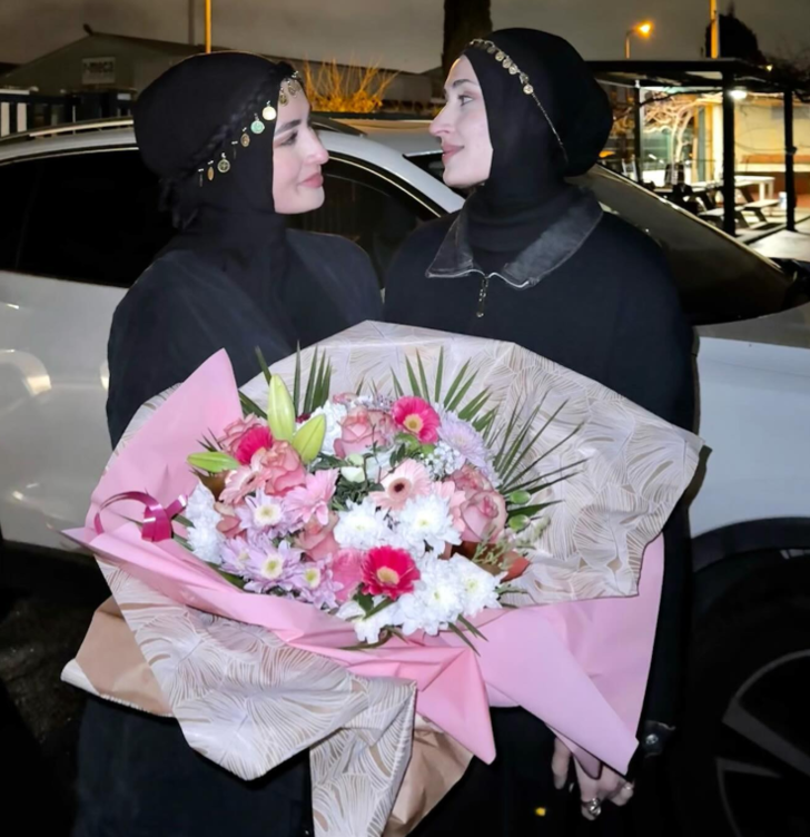 Türkiye'de yaşayacaktı! MasterChef Beyza Fransa'ya döndü çiçeklerle karşılandı! Kız kardeşini ilk kez gösterdi... G4