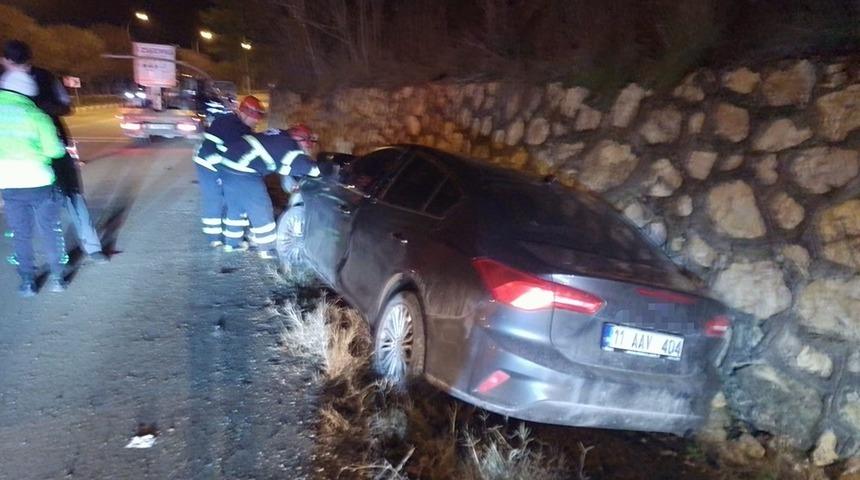 Seyir halinde kontrolden çıkan otomobil istinat duvarına çarparken, sürücüsü yaralandı