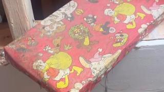 Eski evini yenilerken üzerinde adının yazılı olduğu gizemli bir hediye buldu! Tam 46 yıl boyunca gizlenmiş