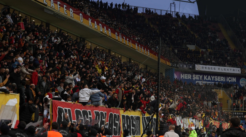 Kayserispor - Galatasaray ma&ccedil;ında &ccedil;ıkan olaylar sebebiyle g&ouml;zaltına alınan 21 taraftar serbest kaldı!