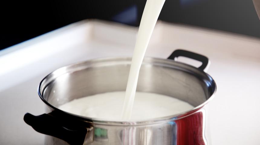 Süte su katma skandalı büyüyor: Sütünüz bu renge dönüyorsa şüphelenin!