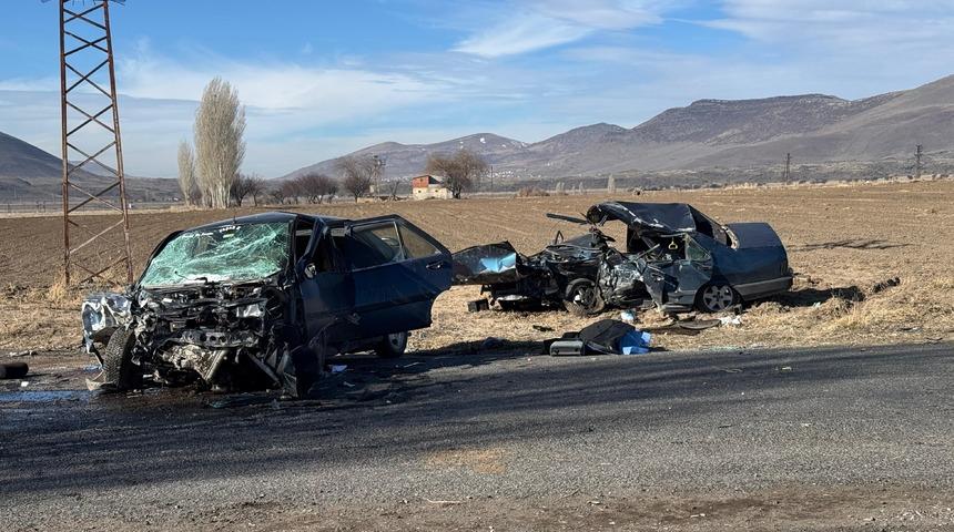 Nevşehir'de iki otomobilin &ccedil;arpıştığı kazada baba ve oğlu &ouml;ld&uuml;, 4 kişi yaralandı