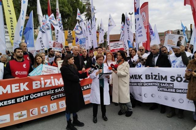 Aile hekimlerinden sonra sağlık çalışanları da eylemde! İstanbul Tıp Fakültesi önünde toplandılar