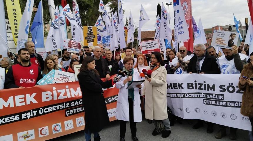 Aile hekimlerinden sonra sağlık çalışanları da eylemde! İstanbul Tıp Fakültesi önünde toplandılar
