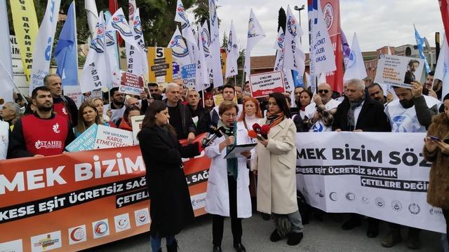 Aile hekimlerinden sonra sağlık çalışanları da eylemde! İstanbul Tıp Fakültesi önünde toplandılar