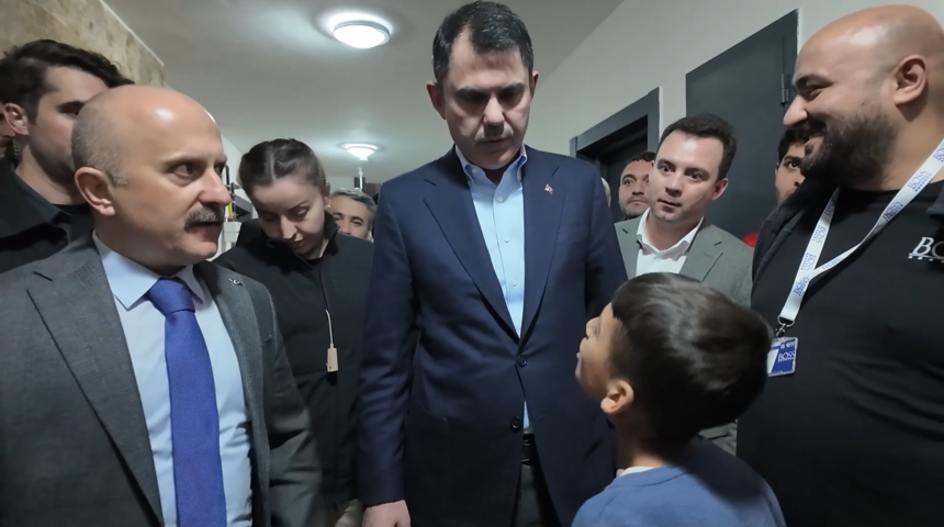 Bakan Murat Kurum, Adıyaman'da kendisinden halı saha isteyen çocuğu ziyaret etti: "Bir Arda Güler de buradan çıkmasın mı?"