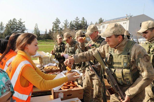 Kilis Belediyesinden Askerlere Yemek İkramı