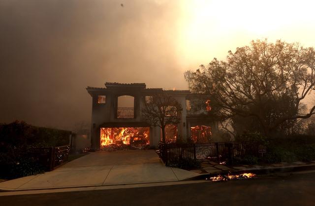 Ünlü isim 5 milyon dolara satın almıştı! California'daki yangında 4.000 metrekarelik ev küle döndü