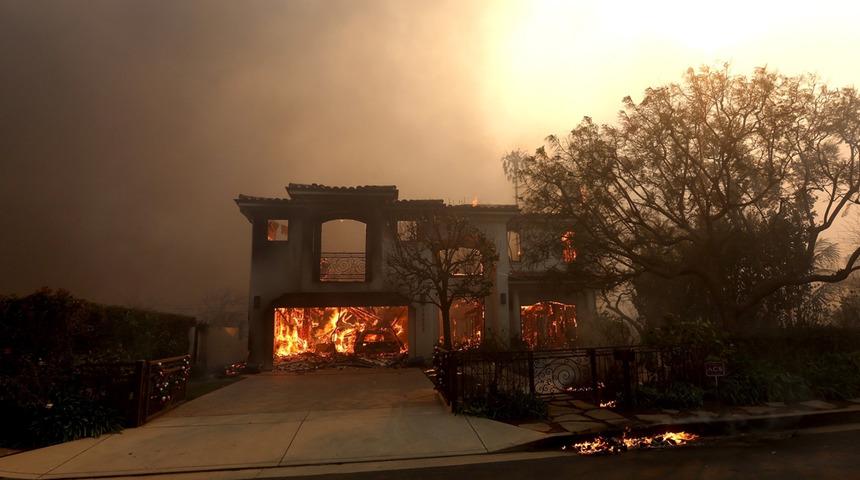 Ünlü isim 5 milyon dolara satın almıştı! California'daki yangında 4.000 metrekarelik ev küle döndü