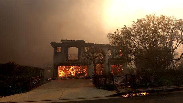 Ünlü isim 5 milyon dolara satın almıştı! California'daki yangında 4.000 metrekarelik ev küle döndü