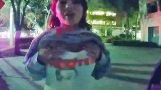 Alkollü sürücü cezadan kurtulmak için her yolu denedi! Polisle flört etmek isterken saniye saniye vücut kamerasına yakalandı