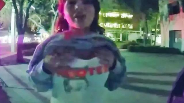 Alkollü sürücü cezadan kurtulmak için her yolu denedi! Polisle flört etmek isterken saniye saniye vücut kamerasına yakalandı