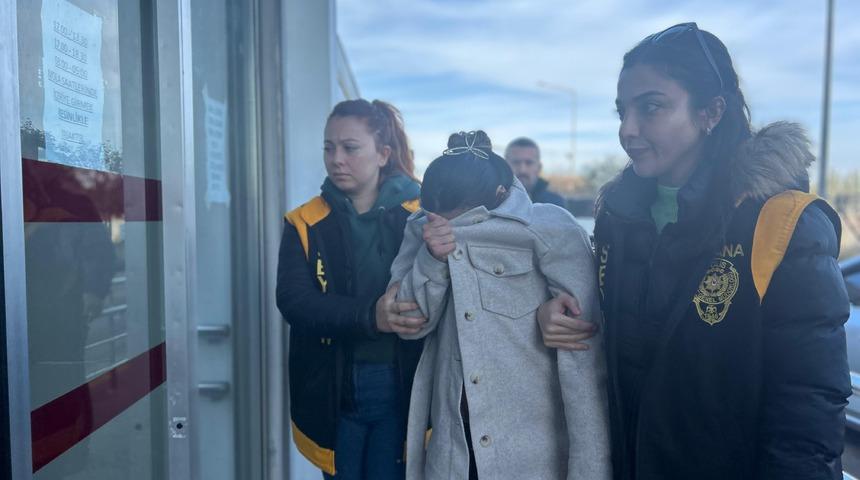 Adana'da otobüs şoförünün karısı tarafından direksiyon başında bıçaklanması kamerada