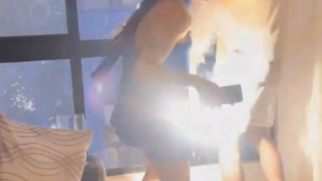 Camdan evin içine düşen havai fişek korku dolu anlar yaşattı! Kadının elbisesini yaktı: O anlar sosyal medyada viral oldu