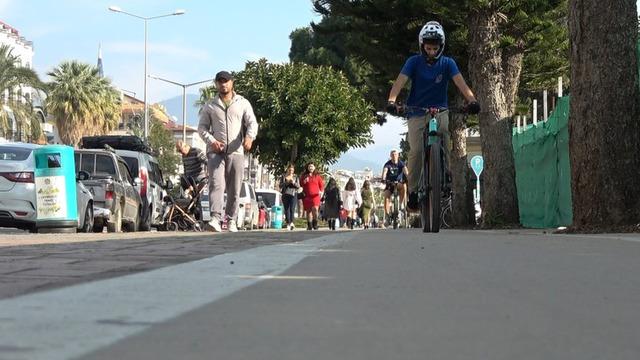 Bisiklet yoluna yaya girince olanlar oldu! 