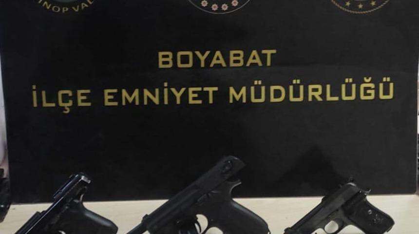 Sinop’ta ruhsatsız tüfek ve tabanca bulunduranlara yönelik operasyonda 4 kişi yakalandı