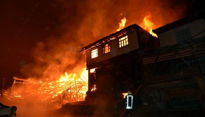 Kastamonu'da 8 ev küle döndü: 1 ölü