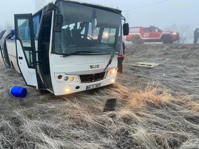 Malatya'da işçi servisinin devrilmesi sonucu 17 kişi yaralandı