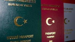 Sosyal medya fenomeninden çarpıcı iddia! Pasaportlarını eline alıp tek tek o ayrıntıyı gösterdi… Videoya adeta yorum yağdı