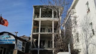 Sarıyer'de tehlike çanları: Asırlık bina halkı tedirgin ediyor! İddialar şaşırttı