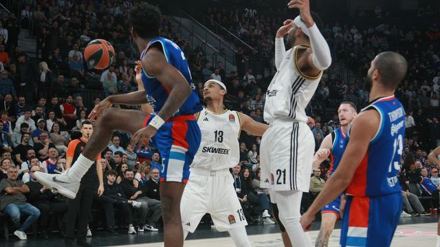 Anadolu Efes, sahasında ASVEL'e kaybetti!