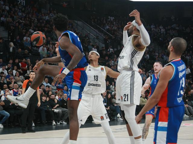 Anadolu Efes, sahasında ASVEL'e kaybetti!