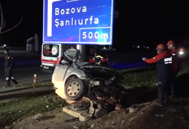 Korkunç kaza... Araç levhaya çarpıp ikiye katlandı! Güvenlik kamerası saniye saniye faciayı kaydetti G1