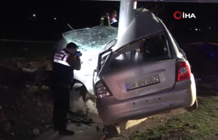 Korkunç kaza... Araç levhaya çarpıp ikiye katlandı! Güvenlik kamerası saniye saniye faciayı kaydetti G3