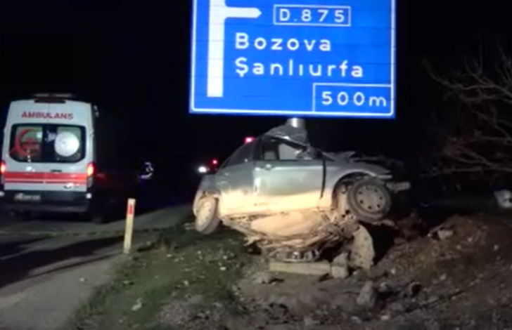 Korkunç kaza... Araç levhaya çarpıp ikiye katlandı! Güvenlik kamerası saniye saniye faciayı kaydetti G4