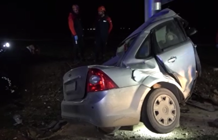 Korkunç kaza... Araç levhaya çarpıp ikiye katlandı! Güvenlik kamerası saniye saniye faciayı kaydetti G2