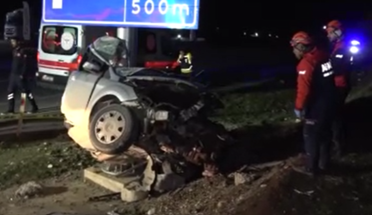 Korkunç kaza... Araç levhaya çarpıp ikiye katlandı! Güvenlik kamerası saniye saniye faciayı kaydetti G5