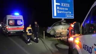 Korkunç kaza... Araç levhaya çarpıp ikiye katlandı! Güvenlik kamerası saniye saniye faciayı kaydetti