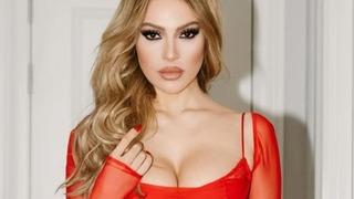 Hadise yine bildiğimiz gibi! Derin dekoltesiyle merdivenlere uzandı! Cesur pozlarına yorum yağdı 