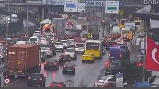 İstanbul'da TIR kazası! Bariyerlere çarptı: Trafik durdu