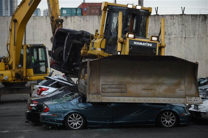 Süper lüks araçları dümdüz etti! G1
