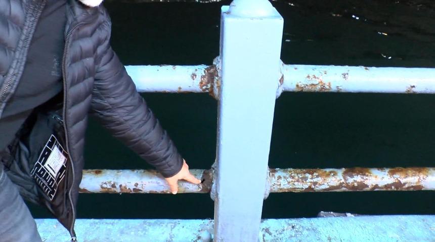 Haliç'te korkutan anlar! Korkuluk kırıldı, tekneden müdahale edip kurtardılar