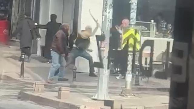 Cihangir'de kılıçlı kavga! Dehşet anlarının görüntüsü çıktı: Saldıranlardan şikayetçi olmadı
