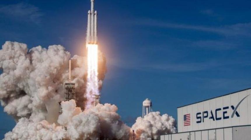 SpaceX, Falcon Heavy roketini fırlattı