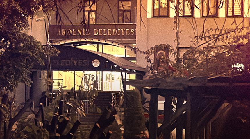 SON  DAKİKA | Akdeniz Belediyesi'ne kayyum! DEM Partili belediye başkanı yerine kaymakam Zeyit Şener atandı