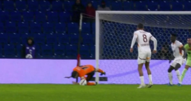 Herkes Başakşehir-Galatasaray maçının hakemi Atilla Karaoğlan'ın kararlarını konuşuyor! Eski hakemler pozisyonları bir bir açıkladı: 2 kırmızı kart, 1 penaltıyı atladı G4