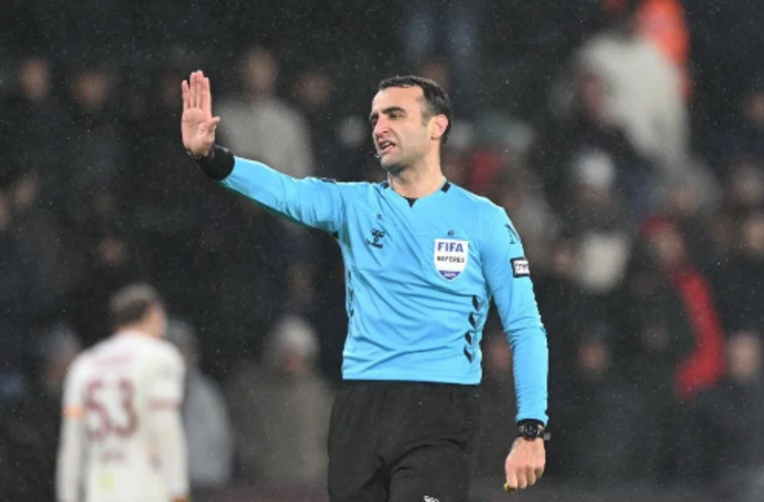 Herkes Başakşehir-Galatasaray ma&ccedil;ının hakemi Atilla Karaoğlan'ın kararlarını konuşuyor! Eski hakemler pozisyonları bir bir a&ccedil;ıkladı: 2 kırmızı kart, 1 penaltıyı atladı