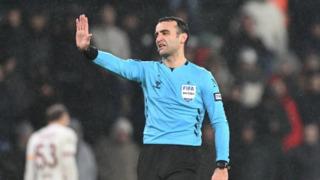 Herkes Başakşehir-Galatasaray maçının hakemi Atilla Karaoğlan'ın kararlarını konuşuyor! Eski hakemler pozisyonları bir bir açıkladı: 2 kırmızı kart, 1 penaltıyı atladı